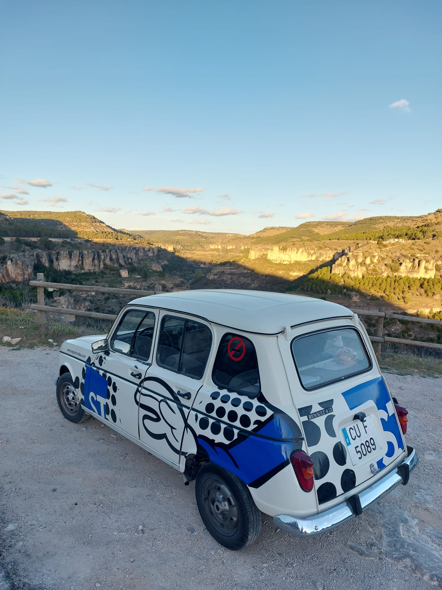 El 4L de Segur Torralba estacionado mirando a hacia la Serranía de Cuenca. Seguros para Vehículos Clásicos en Cuenca.