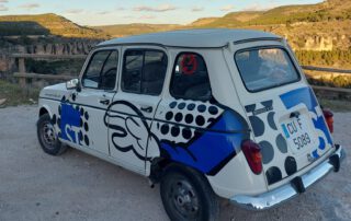 El 4L de Segur Torralba estacionado mirando a hacia la Serranía de Cuenca. Seguro para vehículos clásicos