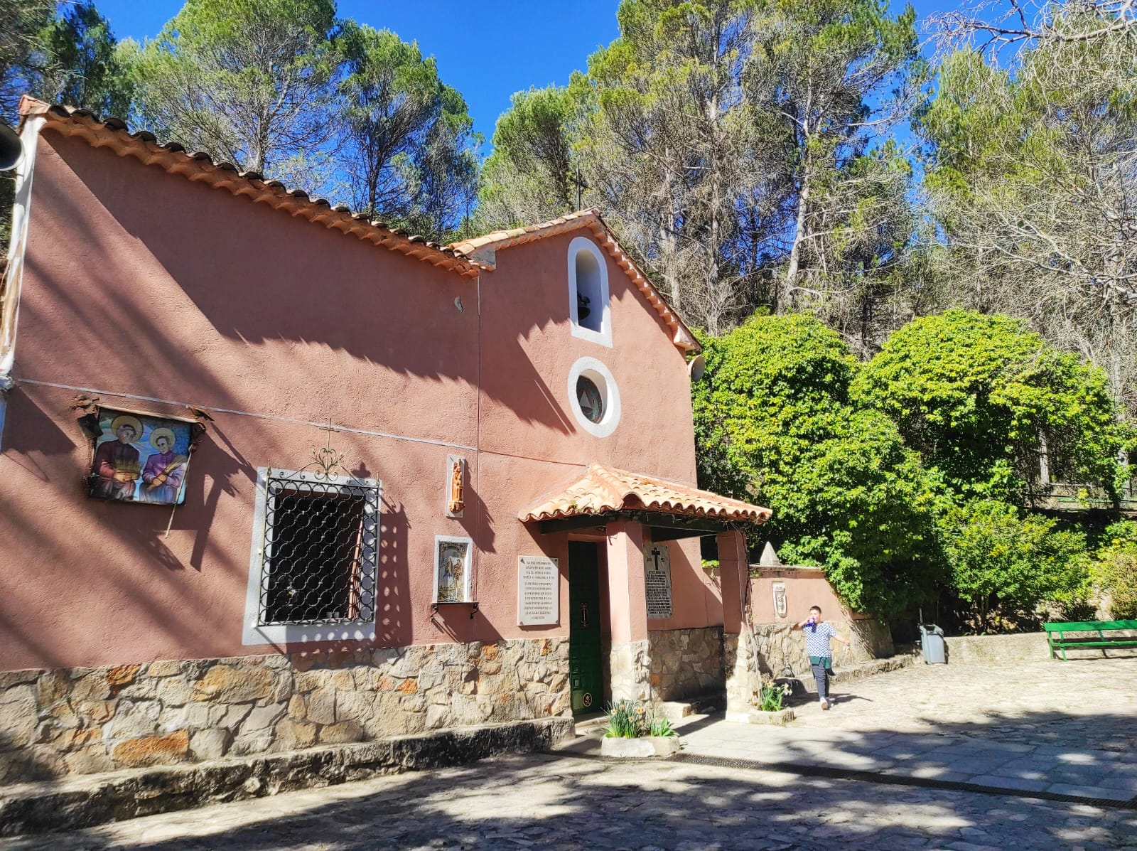 Protege tu vivienda en verano con un seguro de hogar integral. Fachada de la Ermita de San Julián el tranquilo.