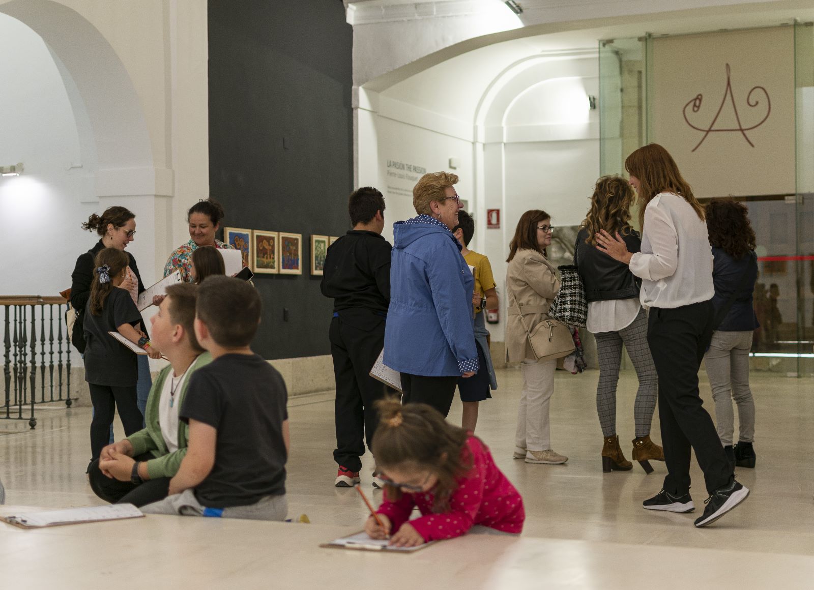 Familias con niños y abuelas pintando en la Fundación Antonio Pérez de Cuenca. Una forma de difundir la cultura.