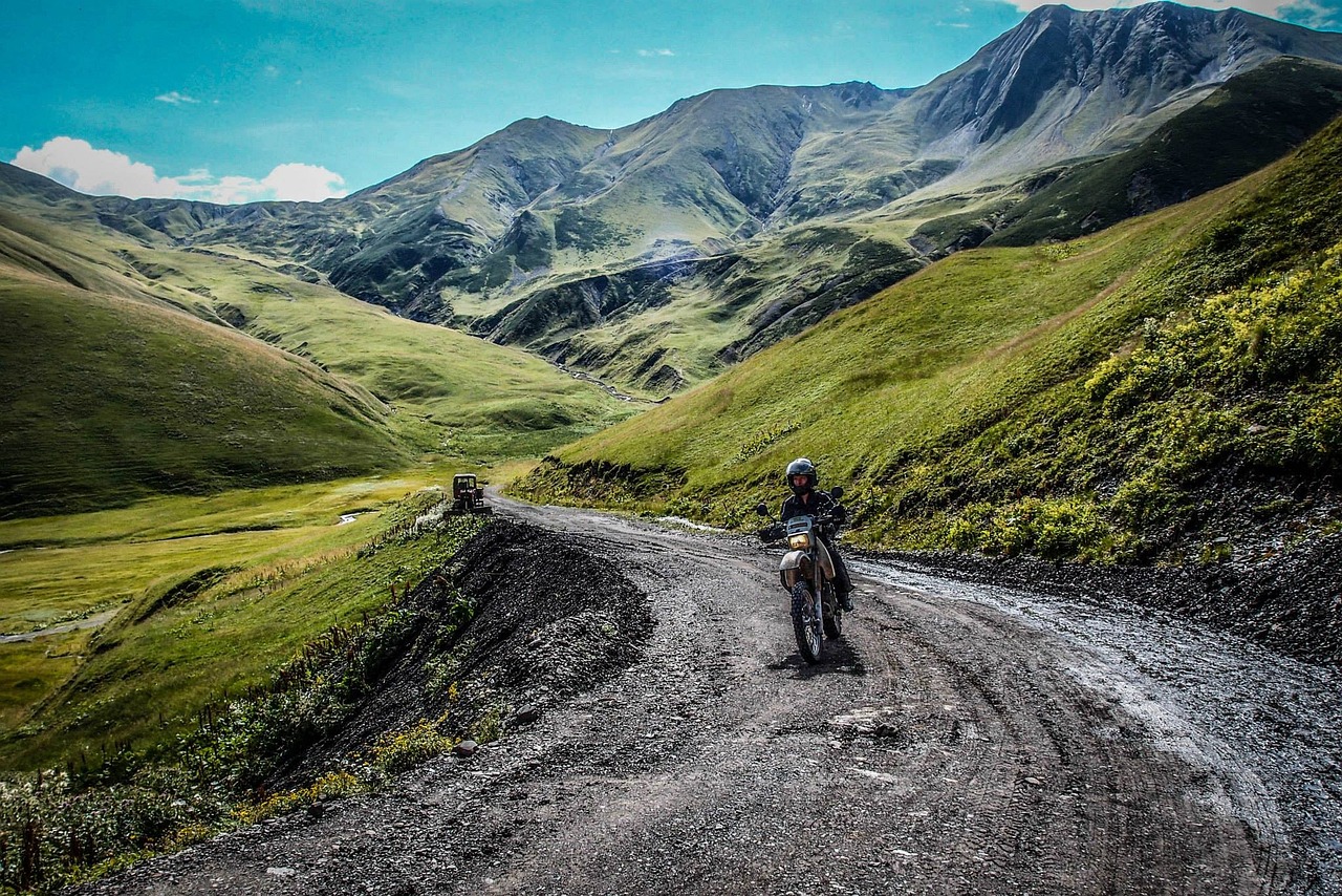 Una moto de enduro circulando por las montañas de Asturias. En junio entra en vigor la nueva normativa de ciberseguridad para motos y scooters, un paso importante para proteger estos vehículos de posibles amenazas digitales.