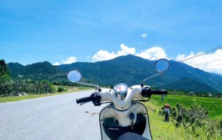 Una vespa blanca aparcada en la Serranía de Cuenca. En junio entra en vigor la nueva normativa de ciberseguridad para motos y scooters, un paso importante para proteger estos vehículos de posibles amenazas digitales.