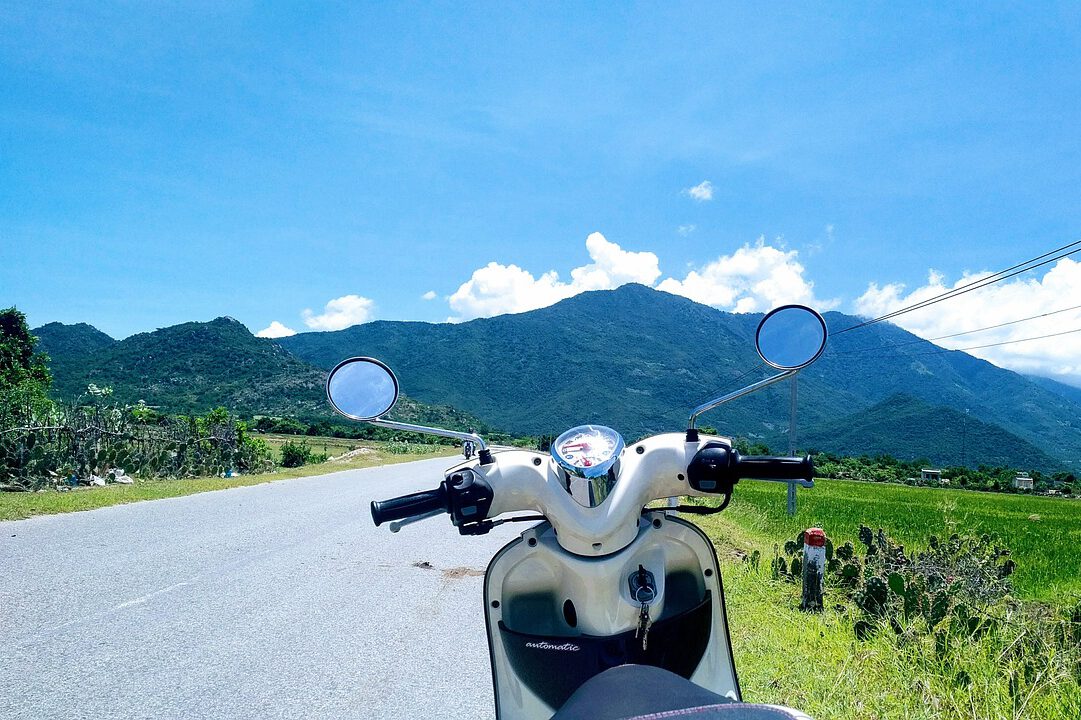 Una vespa blanca aparcada en la Serranía de Cuenca. En junio entra en vigor la nueva normativa de ciberseguridad para motos y scooters, un paso importante para proteger estos vehículos de posibles amenazas digitales.