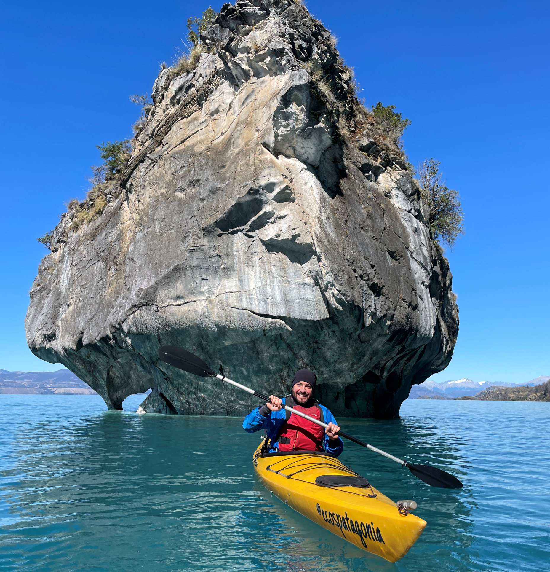 Jesús Torralba haciendo kayak en el lago General Carrera de la Patagonia Chilena. Este verano, contrata directamente el seguro de viaje en nuestra web y vete de vacaciones sin preocupaciones.