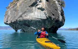 Jesús Torralba haciendo kayak en el lago General Carrera de la Patagonia Chilena. Contrata tu seguro de viaje con Segur Torralba.