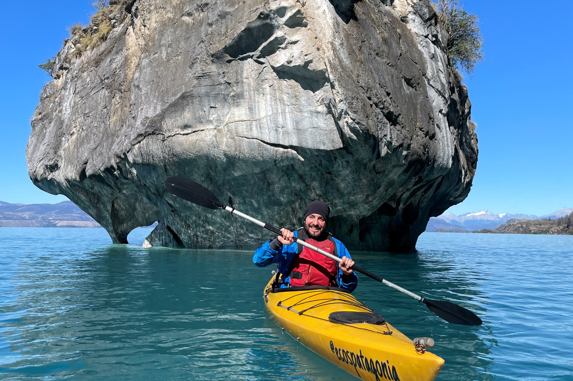 Jesús Torralba haciendo kayak en el lago General Carrera de la Patagonia Chilena. Contrata tu seguro de viaje con Segur Torralba.