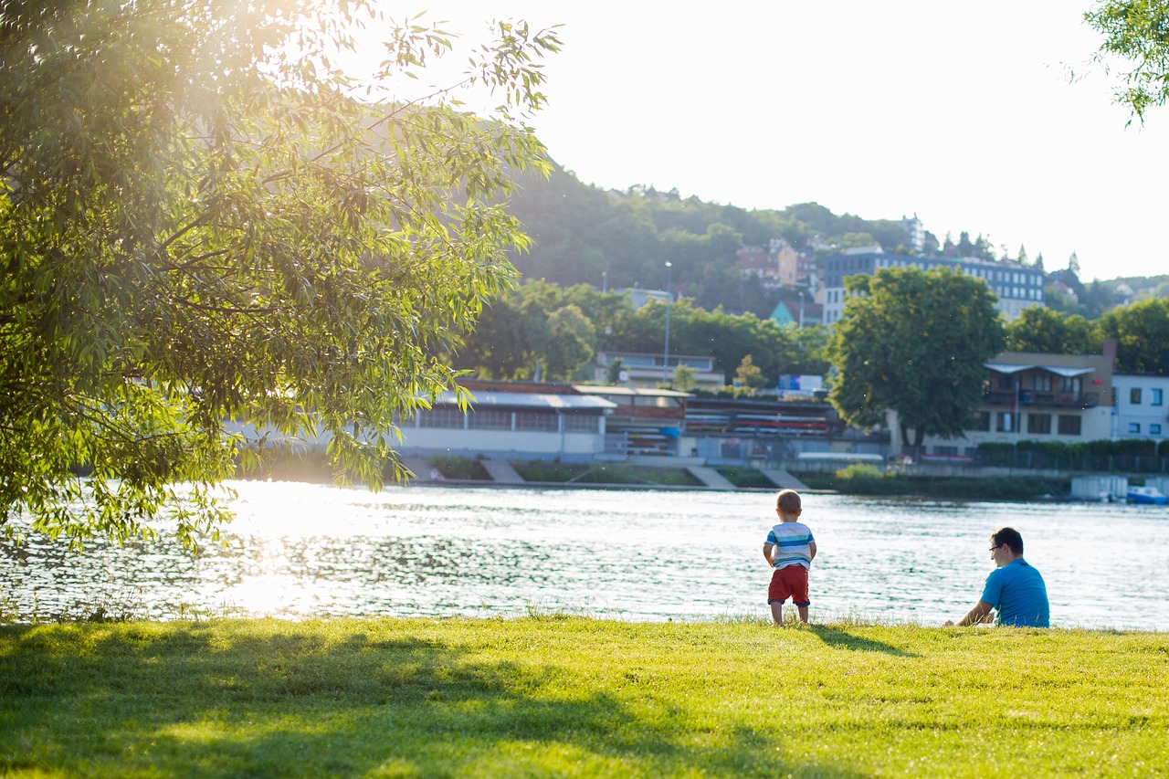 Un padre con su hijo a la orilla del río Elba en Dresde, Alemania. ¿Cuál es el perfil del comprador del seguro de vida en España? Contrata tu seguro de vida riesgo con Segur Torralba.