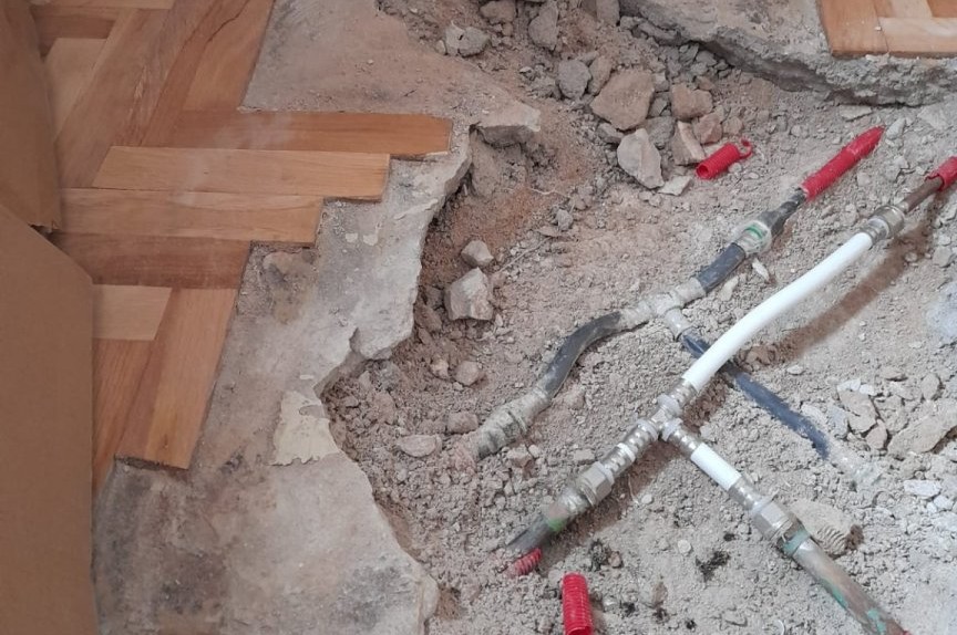 Se rompe una tubería en medio de la casa, lo que provoca una inundación tanto en la vivienda como en la del vecino de abajo. Seguro de hogar de Segur Torralba.